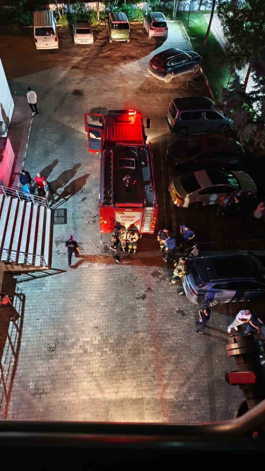 DİYARBAKIR'IN MERKEZ KAYAPINAR İLÇESİNDE BİR BİNADAKİ DAİREDE ÇIKAN YANGINDA BİRİ ÇOCUK 2 KİŞİ...