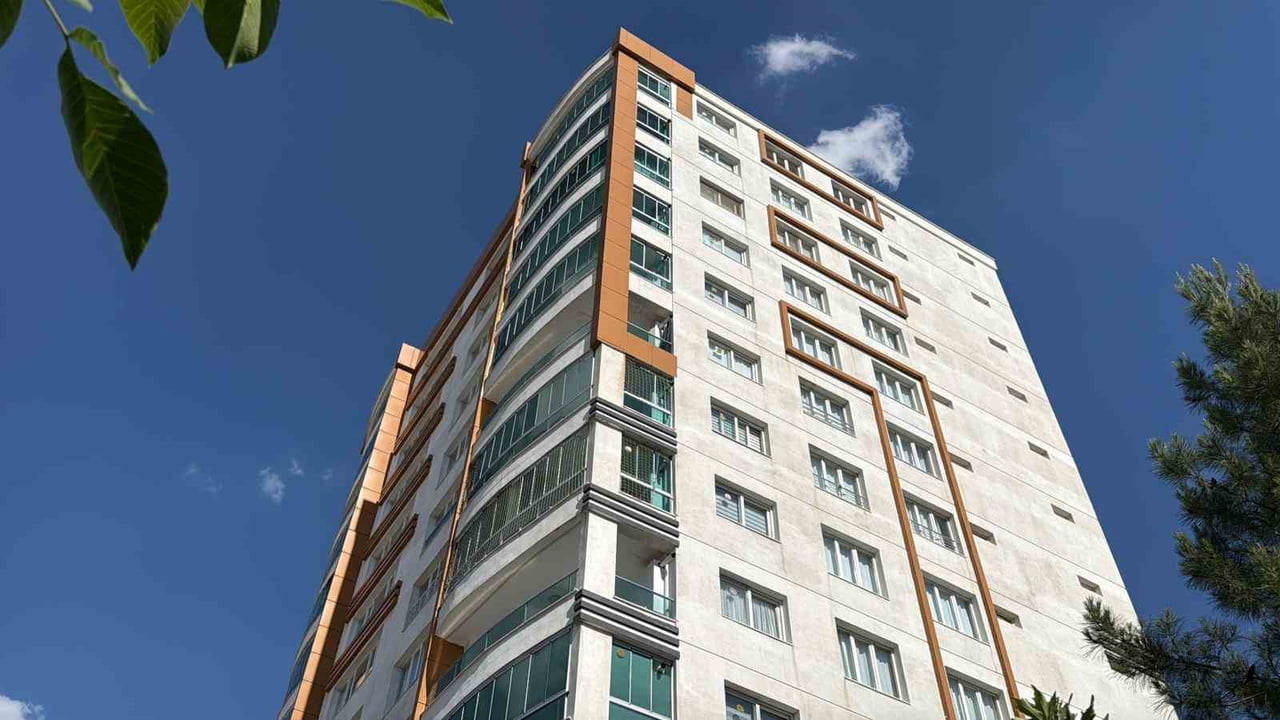 DİYARBAKIR'IN MERKEZ KAYAPINAR İLÇESİNDE EVİNİN BALKONUNDAN ATLAYAN ÇOCUK HAYATINI KAYBETTİ.
