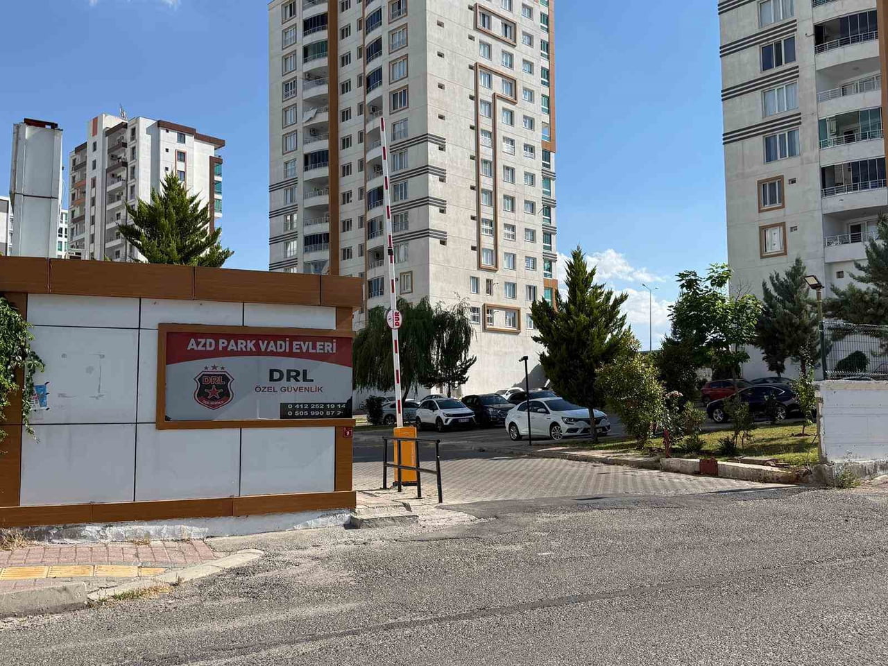 DİYARBAKIR'IN MERKEZ KAYAPINAR İLÇESİNDE EVİNİN BALKONUNDAN ATLAYAN ÇOCUK HAYATINI KAYBETTİ.