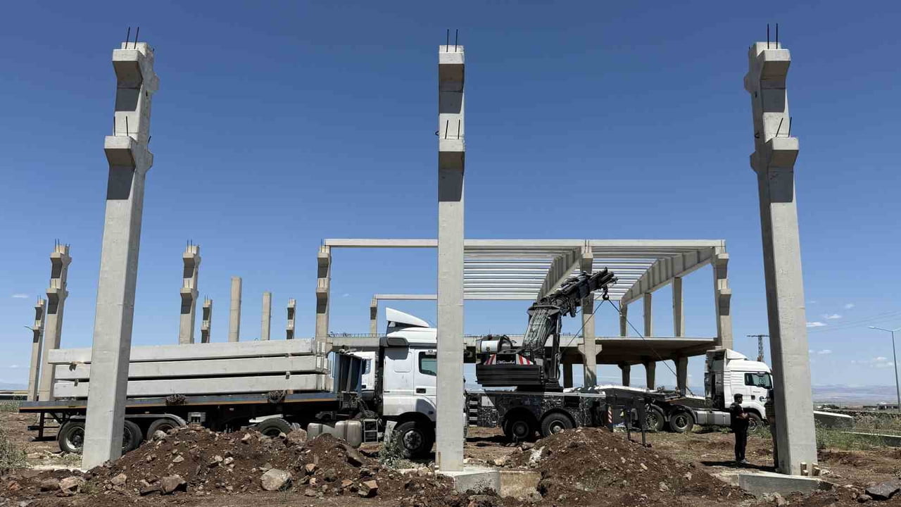 DİYARBAKIR'IN MERKEZ KAYAPINAR İLÇESİNDE ÜZERLERİNE BETON BLOK DÜŞEN İŞÇİLERDEN AĞIR YARALAN İŞÇİ...