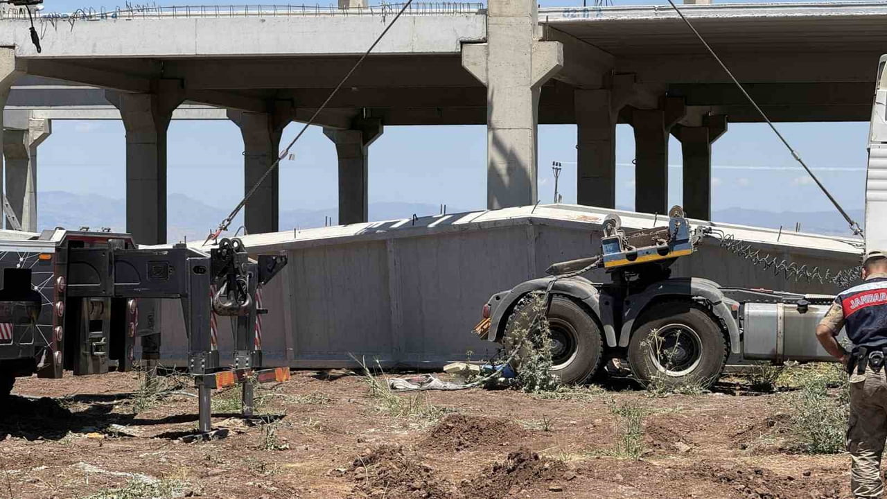 DİYARBAKIR'IN MERKEZ KAYAPINAR İLÇESİNDE ÜZERLERİNE BETON BLOK DÜŞEN İŞÇİLERDEN AĞIR YARALAN İŞÇİ...