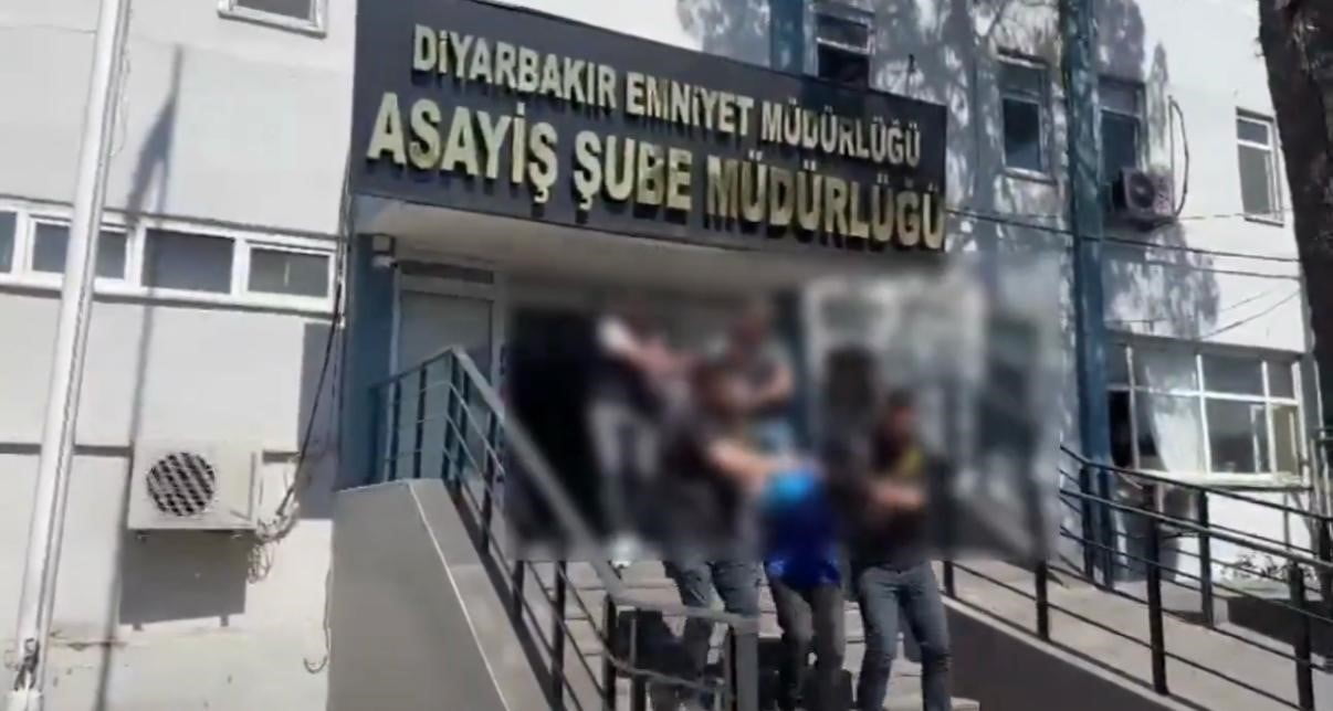 DİYARBAKIR'IN MERKEZ SUR İLÇESİNDEKİ YAPI KREDİ BANKASI ŞUBESİNE DÜZENLENEN SİLAHLI SALDIRIYA...