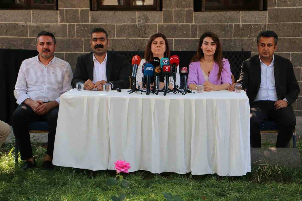 DİYARBAKIR BÜYÜKŞEHİR BELEDİYESİ EŞBAŞKANI SERRA BUCAK, SUR İLÇESİNDE KALDIRIM İŞGALLERİNİN ÖNÜNE...