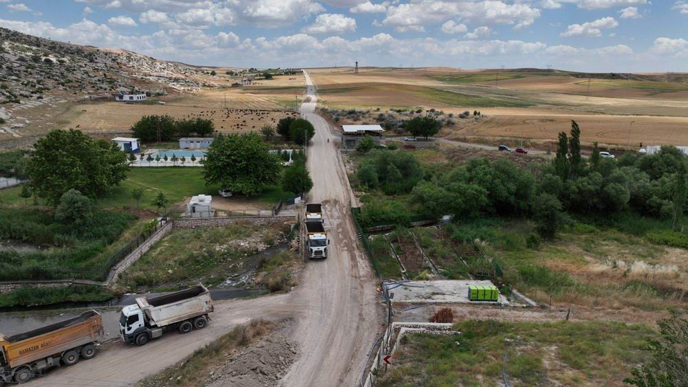 DİYARBAKIR BÜYÜKŞEHİR BELEDİYESİ, KIRSAL İLÇELERDE ULAŞIM ALTYAPISINI GÜÇLENDİRMEK AMACIYLA 13...