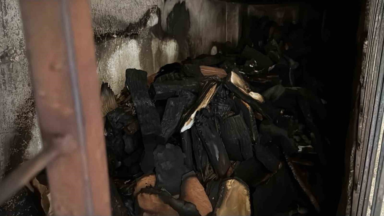 DİYARBAKIR’DA 5 KATLI BİNANIN GİRİŞİNDE BULUNAN ODUNLAR ALEV ALARAK YANDI. YANGIN İTFAİYE...