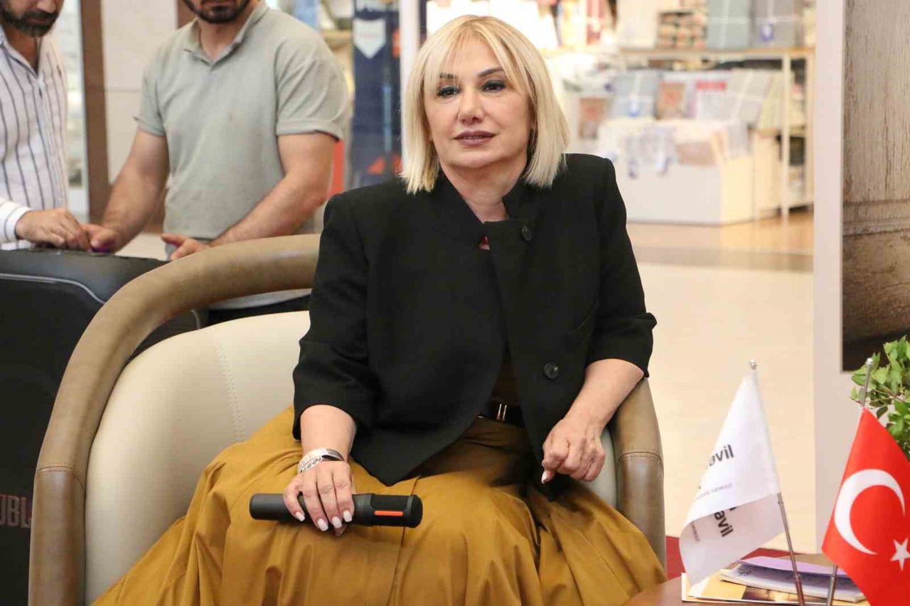 DİYARBAKIR’DA, CEYLAN KARAVİL PARK AVM’DE YAZAR AYŞE CEYLAN TOPÇU’NUN İMZA GÜNÜ YOĞUN İLGİ...