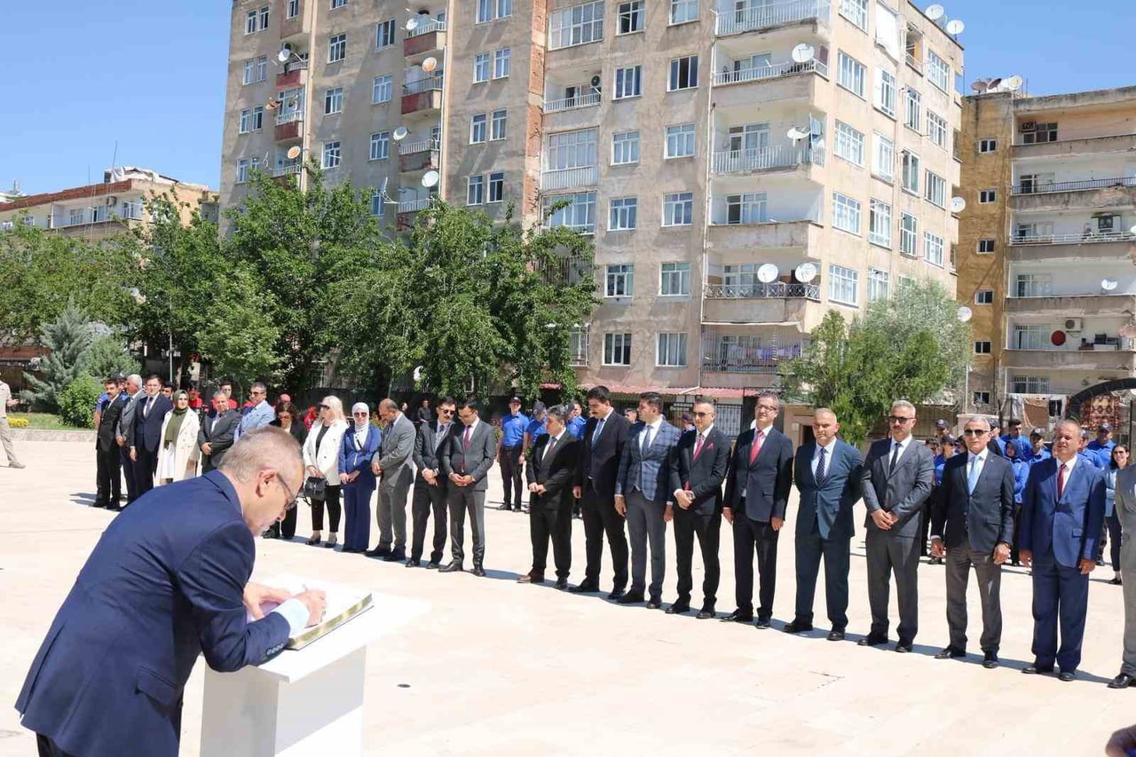DİYARBAKIR’DA CEZA İNFAZ PERSONELİ GÜNÜ NEDENİ İLE BAĞLAR HAVA VE KARA ŞEHİTLİĞİNDE ŞEHİTLERİ ANMA...