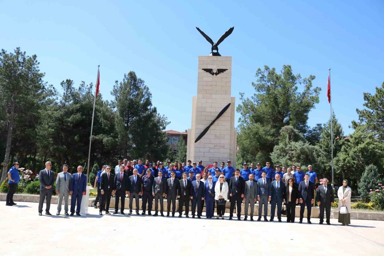 DİYARBAKIR’DA CEZA İNFAZ PERSONELİ GÜNÜ NEDENİ İLE BAĞLAR HAVA VE KARA ŞEHİTLİĞİNDE ŞEHİTLERİ ANMA...