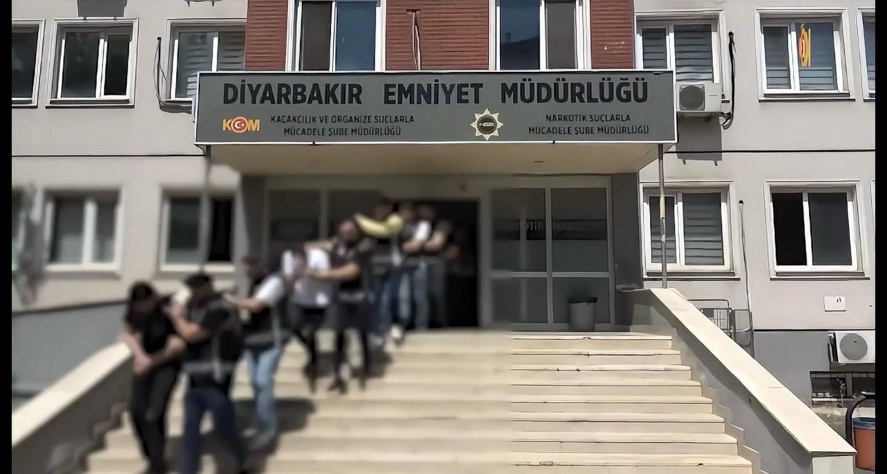 DİYARBAKIR’DA ÇIKAR AMAÇLI SUÇ ÖRGÜTÜ ÇÖKERTİLDİ. OPERASYONDA GÖZALTINA ALINAN 40 ŞÜPHELİDEN 15’İ...