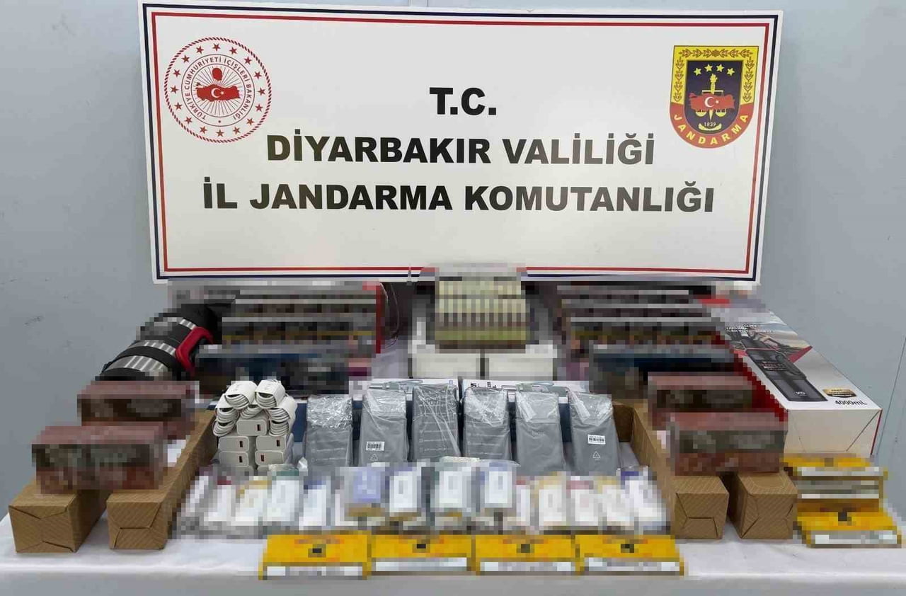 DİYARBAKIR’DA DÜZENLENEN KAÇAKÇILIK OPERASYONLARINDA 7 BİN PAKET KAÇAK SİGARA ELE GEÇİRİLİRKEN, 51...