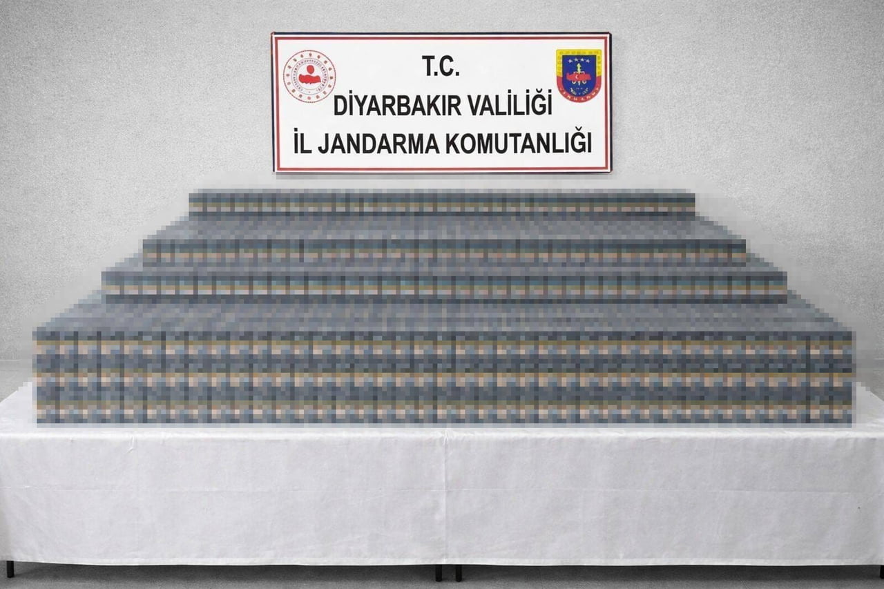 DİYARBAKIR’DA DÜZENLENEN KAÇAKÇILIK OPERASYONLARINDA 7 BİN PAKET KAÇAK SİGARA ELE GEÇİRİLİRKEN, 51...