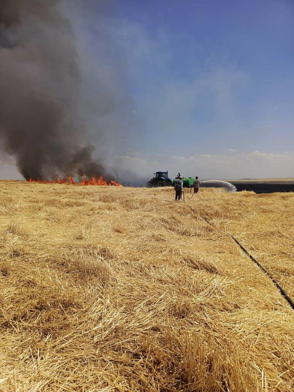 DİYARBAKIR’DA HASADI TAMAMLANMIŞ ARAZİDE HENÜZ BİLİNMEYEN BİR NEDENLE YANGIN ÇIKTI. RÜZGARIN DA...