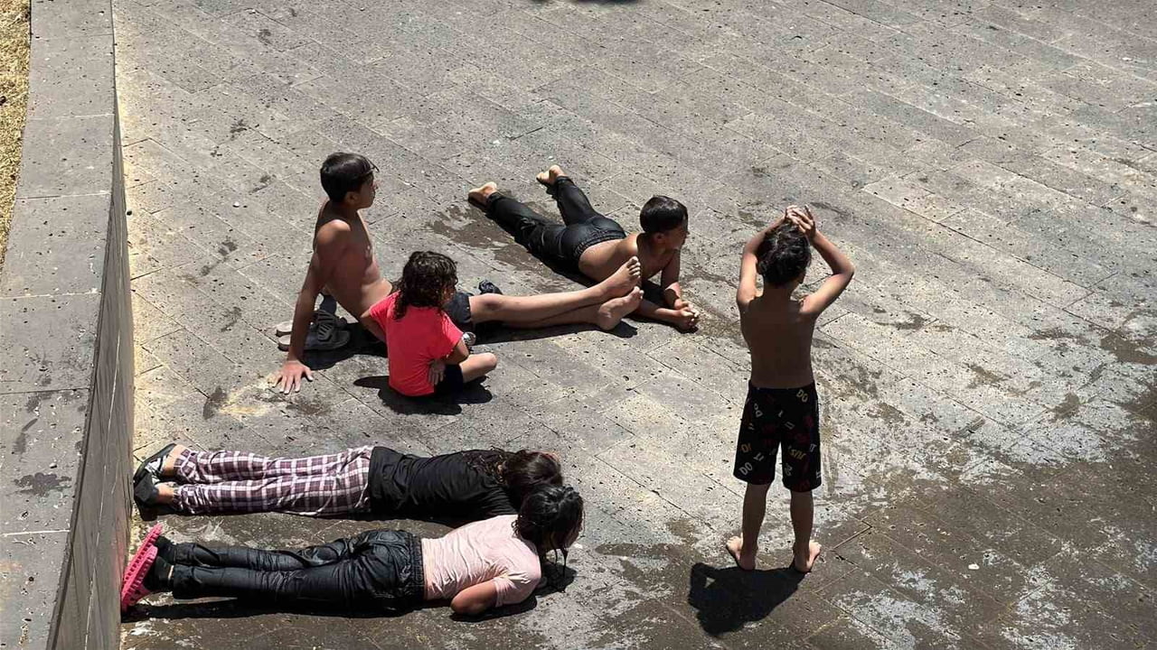 DİYARBAKIR’DA HAVA SICAKLIĞININ 35 DERECENİN ÜZERİNE ÇIKMASIYLA VATANDAŞLAR ZOR ANLAR YAŞADI. İL...