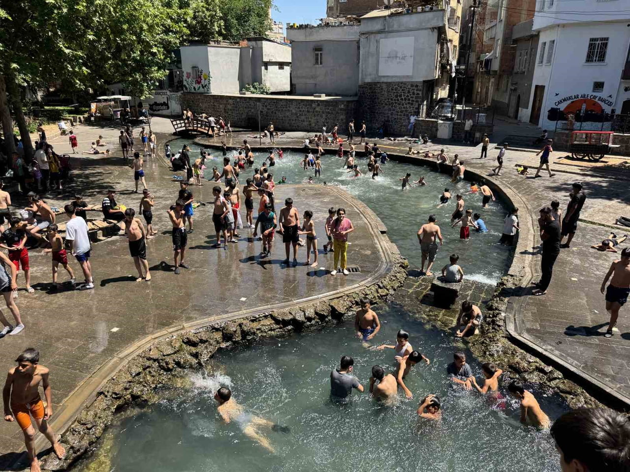 DİYARBAKIR’DA HAVA SICAKLIKLARI 37 DERECEYİ GÖSTERİRKEN, ÇOCUKLAR SERİNLEMEK İÇİN ANZELE PARKINA...