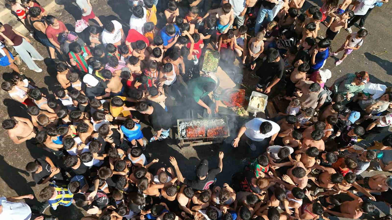 DİYARBAKIR’DA HAVUZ BAŞINDA SUYA GİREN ÇOCUKLAR İÇİN SICAK HAVADA 100 KİLO CİĞER PİŞİRİLİP İKRAM...