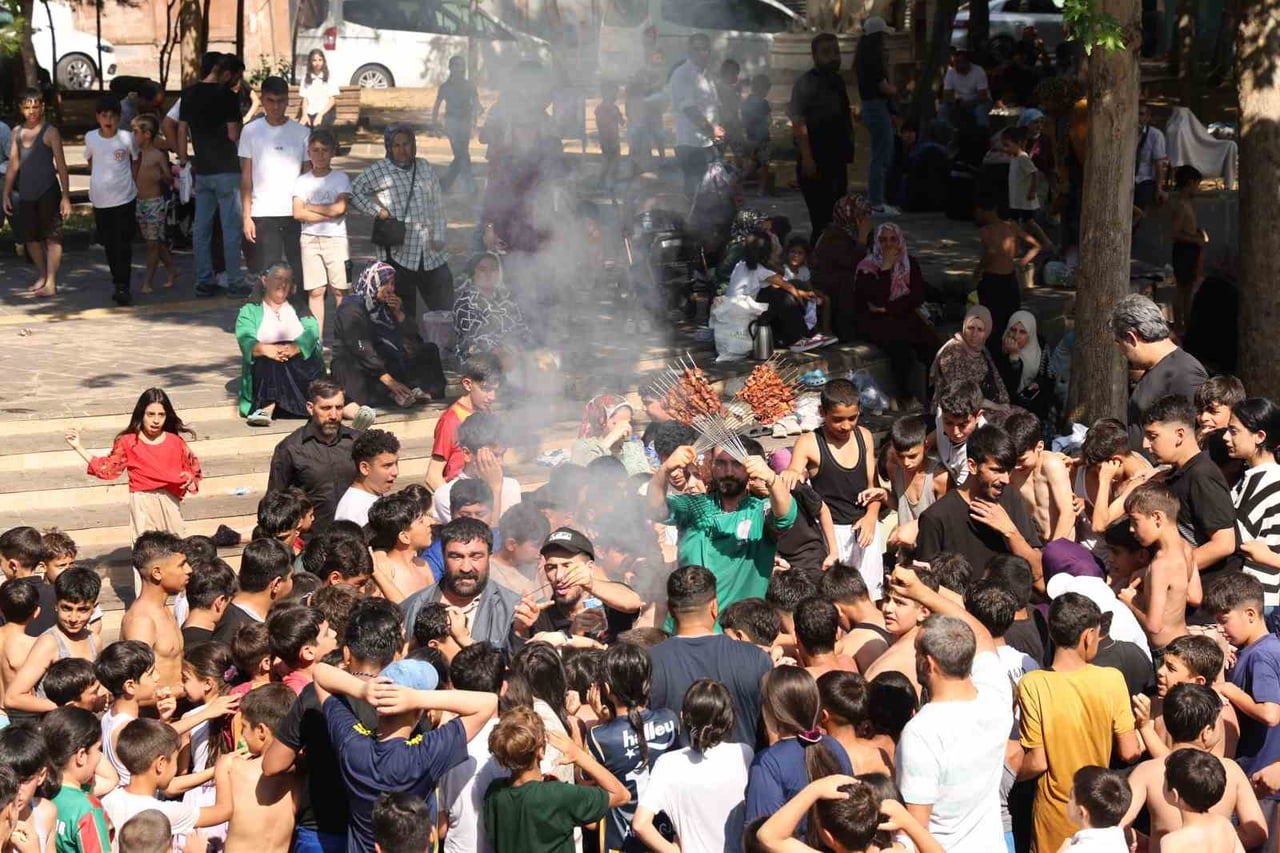 DİYARBAKIR’DA HAVUZ BAŞINDA SUYA GİREN ÇOCUKLAR İÇİN SICAK HAVADA 100 KİLO CİĞER PİŞİRİLİP İKRAM...
