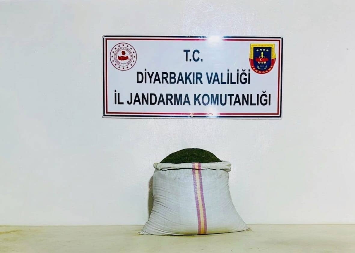 DİYARBAKIR’DA JANDARMA EKİPLERİNCE DÜZENLENEN OPERASYONDA 10 KİLO 300 GRAM ESRAR ELE...