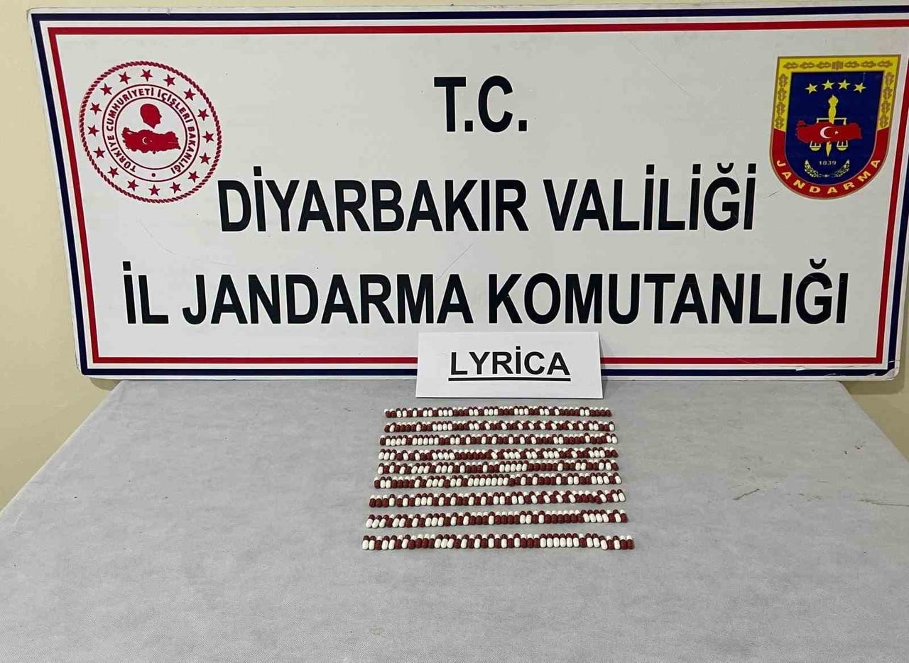 DİYARBAKIR’DA JANDARMA EKİPLERİNCE DÜZENLENEN OPERASYONDA 10 KİLO 300 GRAM ESRAR ELE...