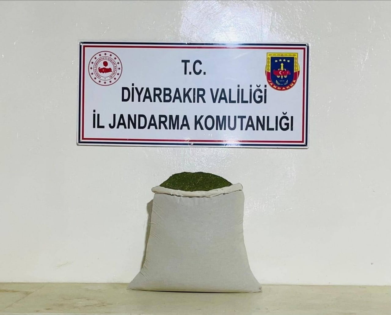 DİYARBAKIR’DA JANDARMA EKİPLERİNCE DÜZENLENEN OPERASYONDA, 54 KİLO 870 GRAM ESRAR VE 50 GRAM...