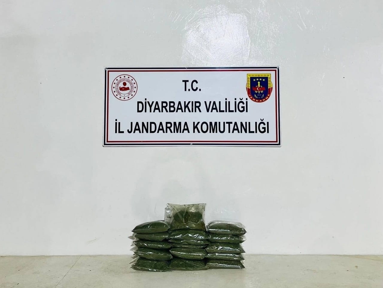 DİYARBAKIR’DA JANDARMA EKİPLERİNCE DÜZENLENEN OPERASYONLARDA 21 KİLO ESRAR VE 20 GRAM METAMFETAMİN...