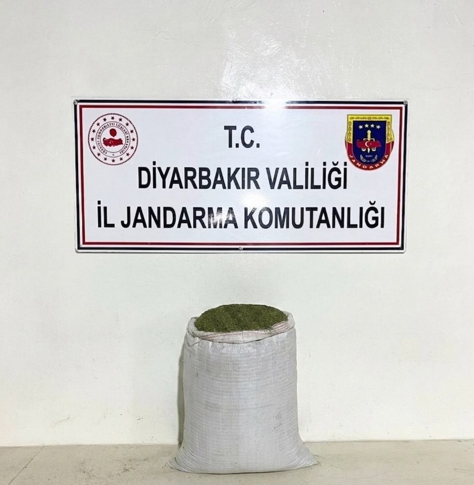 DİYARBAKIR’DA JANDARMA EKİPLERİNCE DÜZENLENEN OPERASYONLARDA 21 KİLO ESRAR VE 20 GRAM METAMFETAMİN...
