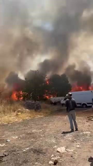 DİYARBAKIR’DA KURUMUŞ OTLARIN BULUNDUĞU ALANDA ÇIKAN YANGIN, RÜZGARIN DA ETKİSİYLE YAYILDI.