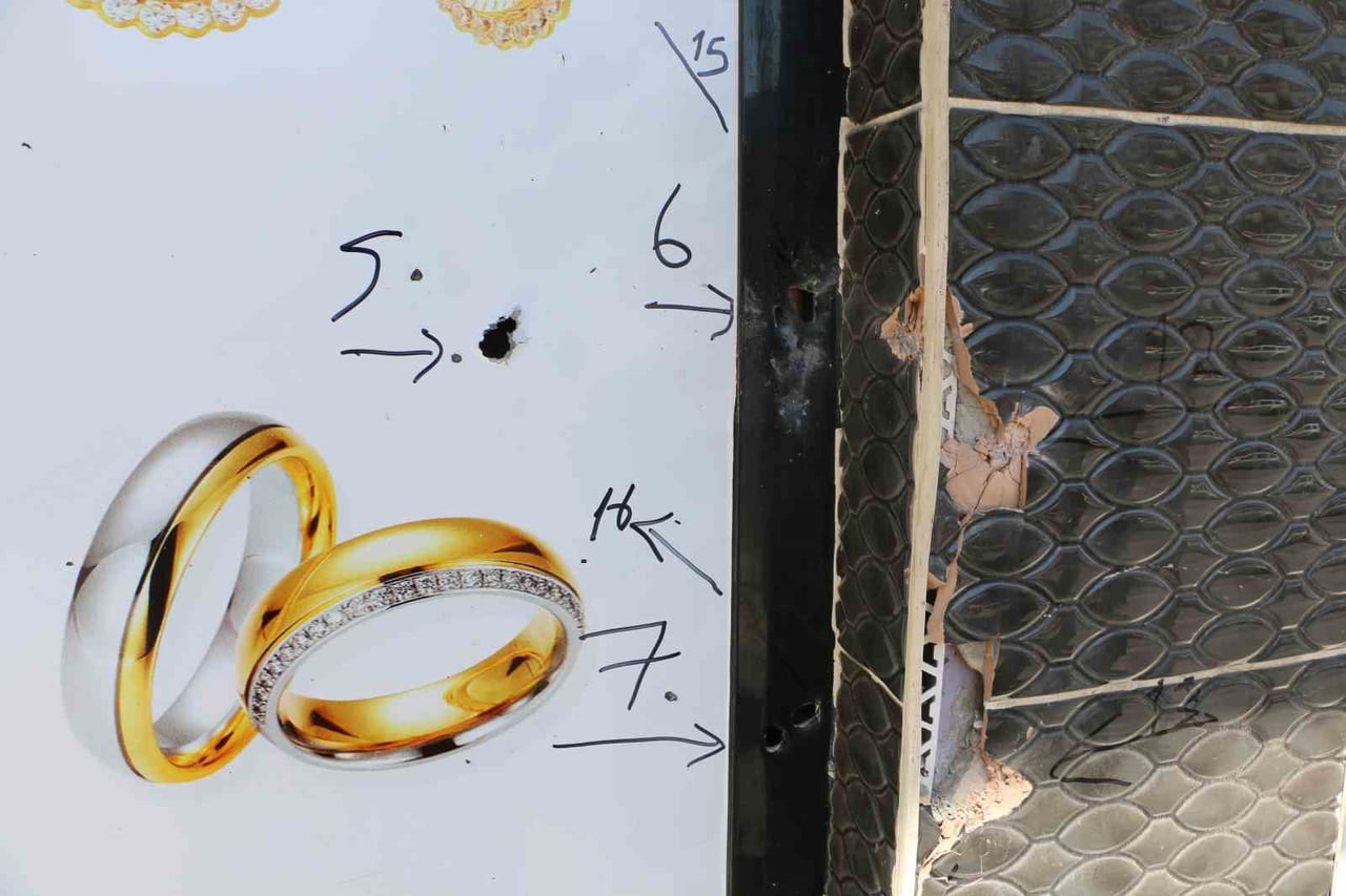 DİYARBAKIR’DA MASKELİ BİR ŞAHIS KUYUMCU DÜKKANINA 16 EL ATEŞ EDEREK OLAY YERİNDEN...