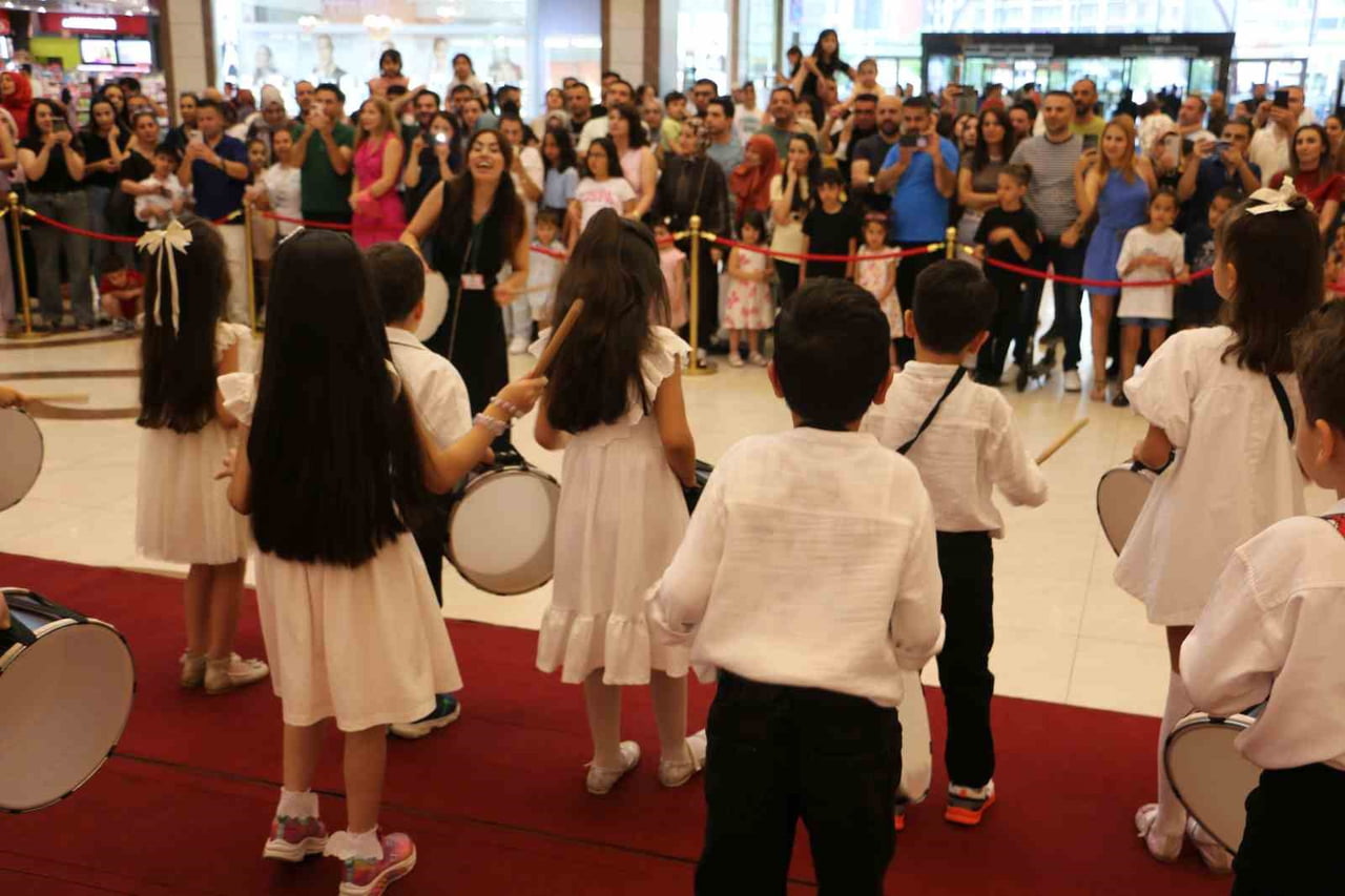 DİYARBAKIR’DA ÖZEL BİR KOLEJ TARAFINDAN CEYLAN KARAVİL PARK AVM’DE DÜZENLENEN BAHAR ŞENLİĞİ...