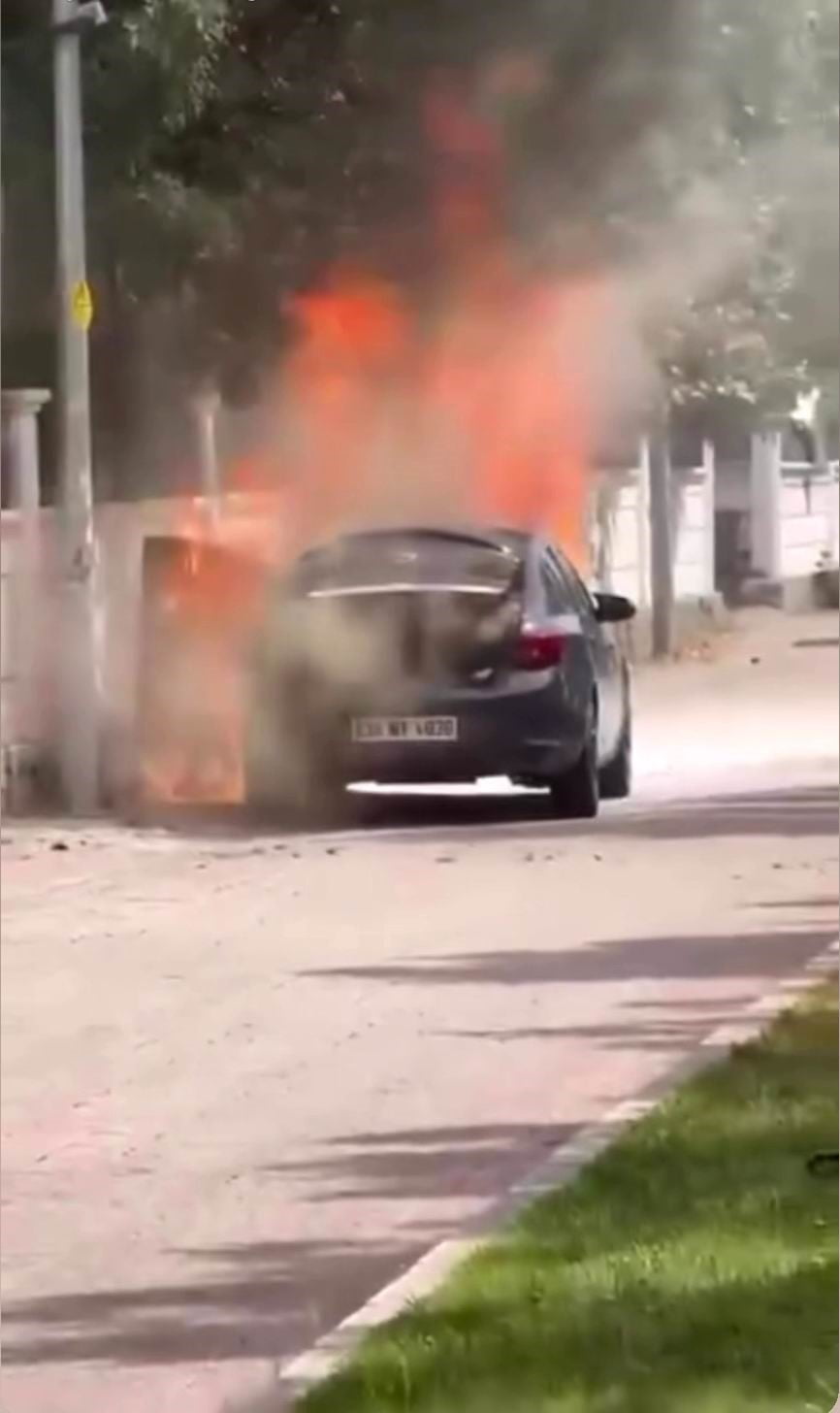 DİYARBAKIR’DA SEYİR HALİNDEKİ OTOMOBİLDE ÇIKAN YANGIN PANİĞE NEDEN OLDU. YANGIN NEDENİ İLE ARAÇTA...