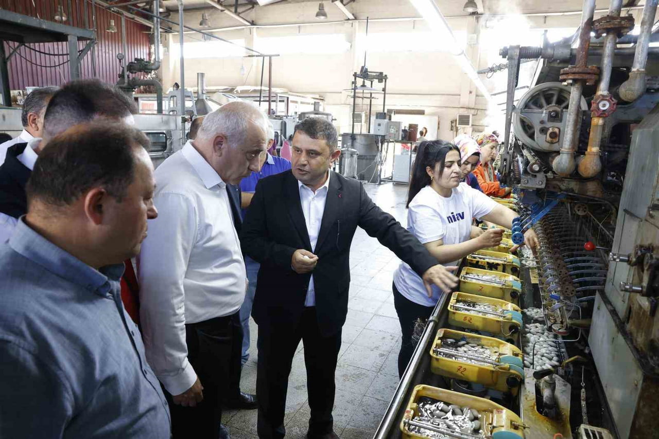 DİYARBAKIR’DA UYGULAMALI İPEK BÖCEKÇİLİĞİ EĞİTİMİNİ TAMAMLAYAN KATILIMCILARA SERTİFİKALARINI...