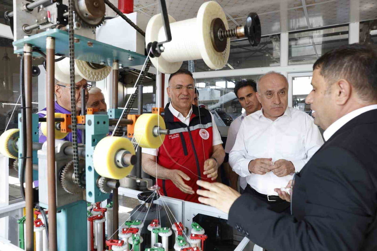 DİYARBAKIR’DA UYGULAMALI İPEK BÖCEKÇİLİĞİ EĞİTİMİNİ TAMAMLAYAN KATILIMCILARA SERTİFİKALARINI...