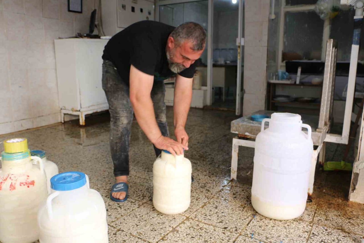 DİYARBAKIR’DA VATANDAŞLAR, YAZ AYLARINDA DAHA YAĞLI VE UYGUN FİYATLI OLAN PEYNİRLERİ SATIN ALARAK...