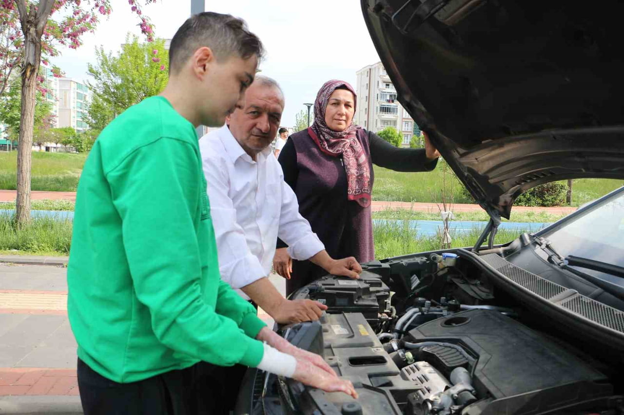 DİYARBAKIR’DA YAŞAYAN BİR AİLE, KELEBEK HASTASI İKİ ÇOCUĞUNU HASTANE VE OKULA RAHAT GÖTÜREBİLMEK...