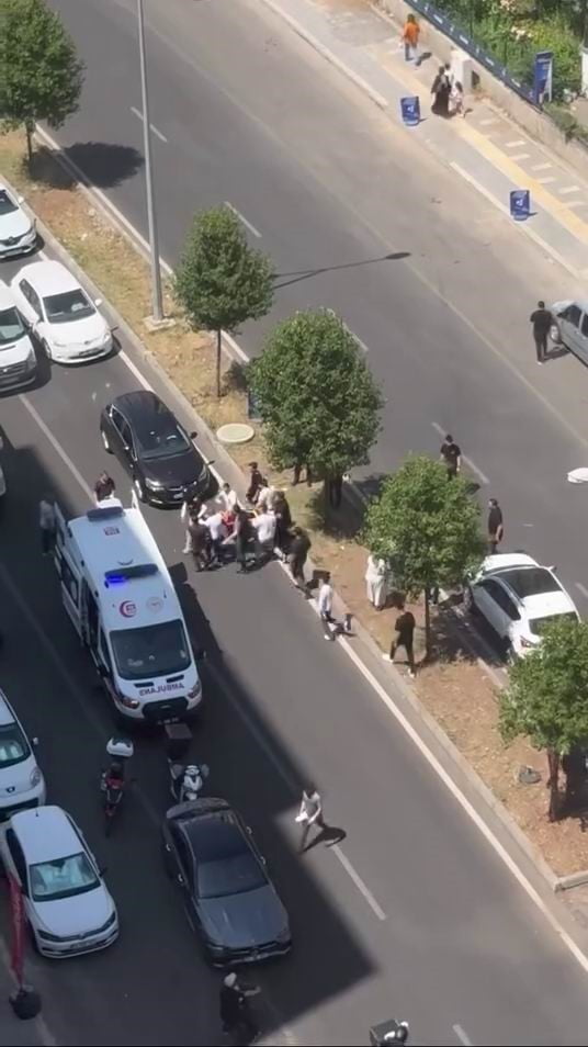 DİYARBAKIR’DA YOLUN KARŞISINA GEÇMEYE ÇALIŞAN ÇOCUK, ARAÇ ÇARPMASI SONUCU YARALANDI.