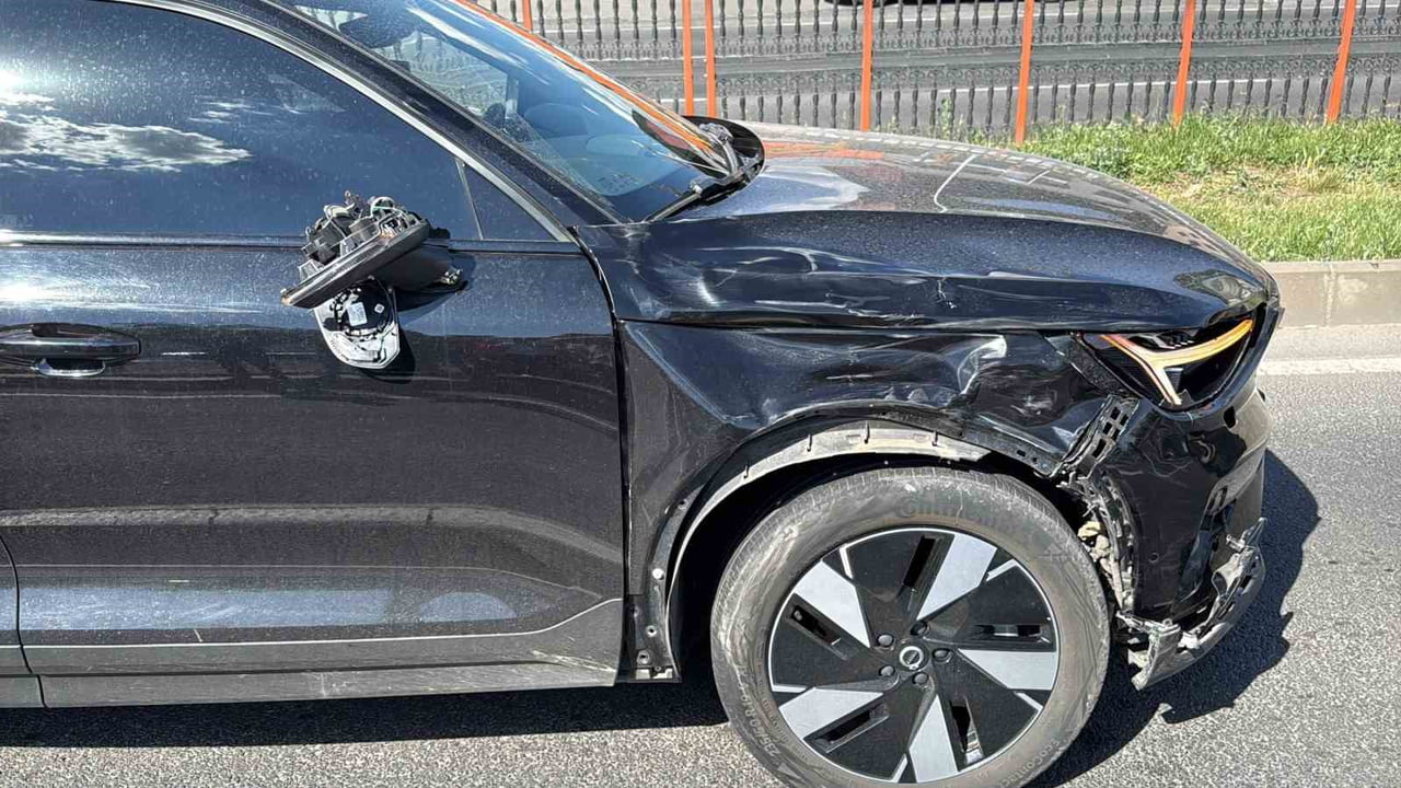 DİYARBAKIR’DA YOLUN KARŞISINA GEÇMEYE ÇALIŞAN YAYAYA, ARACIN ÇARPMASI SONUCU AĞIR...