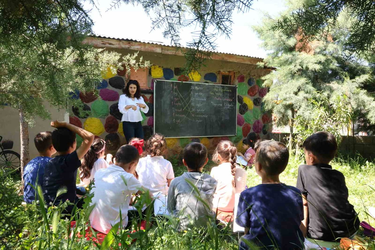 DİYARBAKIR’DAKİ KÖY OKULLUNDA ÖĞRETMENLERDEN AVRUPA MODELİ EĞİTİM.