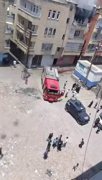DİYARBAKIR’IN BAĞLAR İLÇESİNDE 3 KATLI BİR APARTMANIN SON KATINDA YANGIN ÇIKTI. OLAYDA ÖLEN YA DA...