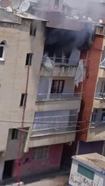 DİYARBAKIR’IN BAĞLAR İLÇESİNDE 3 KATLI BİR APARTMANIN SON KATINDA YANGIN ÇIKTI. OLAYDA ÖLEN YA DA...