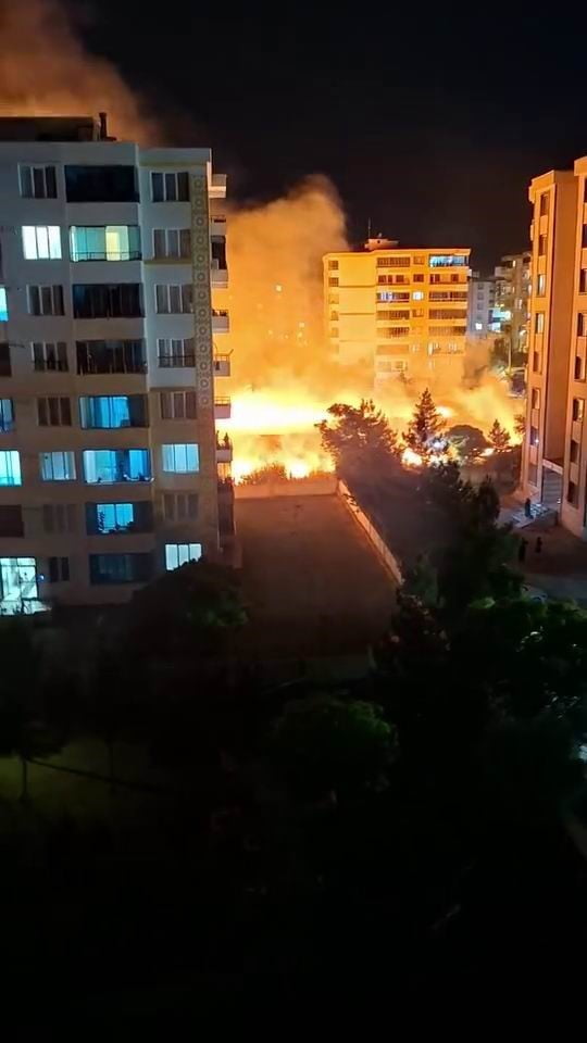 DİYARBAKIR’IN BAĞLAR İLÇESİNDE, APARTMANLARIN ARASINDA BULUNAN ARAZİDEKİ KURUMUŞ OTLAR ALEV ALDI....