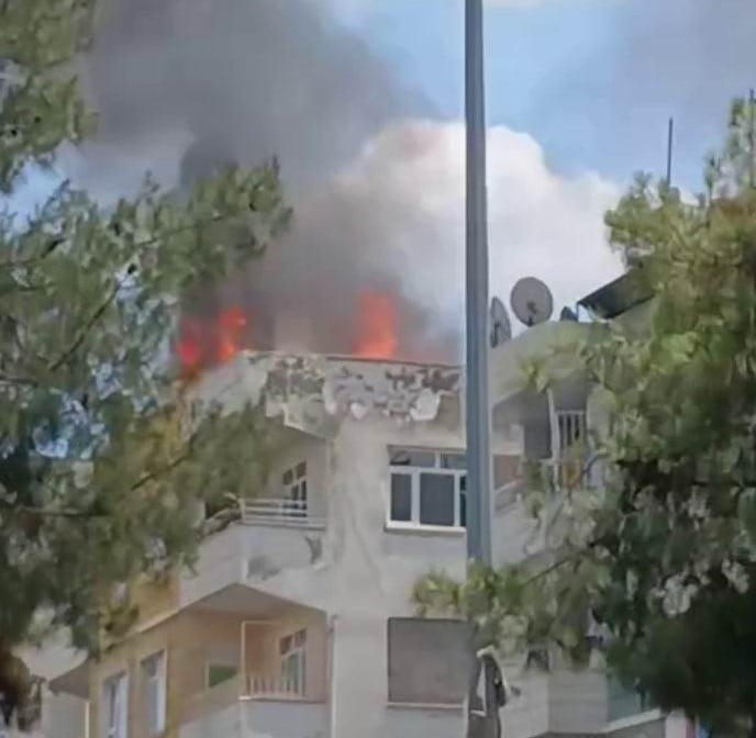 DİYARBAKIR’IN BAĞLAR İLÇESİNDE BİR APARTMANIN ÇATI KISMINDA ÇIKAN YANGIN PANİĞE NEDEN OLDU. BİNA...