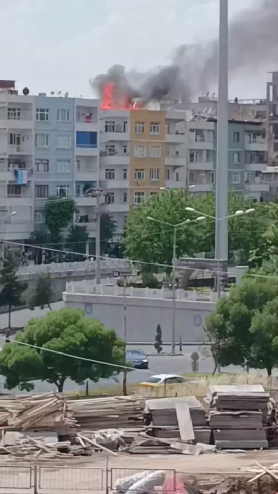 DİYARBAKIR’IN BAĞLAR İLÇESİNDE BİR APARTMANIN ÇATI KISMINDA ÇIKAN YANGIN PANİĞE NEDEN OLDU. BİNA...
