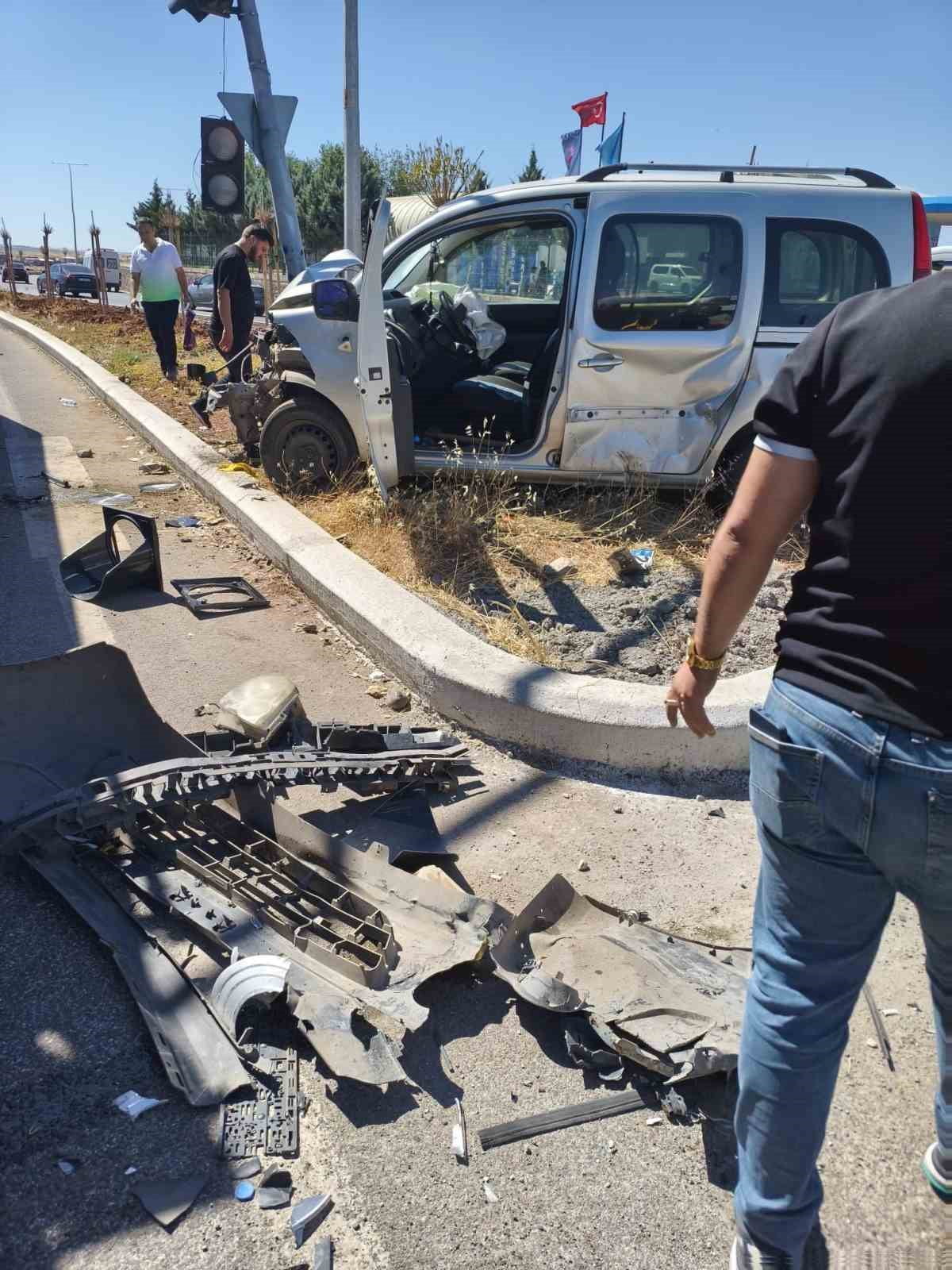 DİYARBAKIR’IN BAĞLAR İLÇESİNDE İKİ ARACIN ÇARPIŞMASI SONUCU MEYDANA GELEN TRAFİK KAZASINDA 3 KİŞİ...