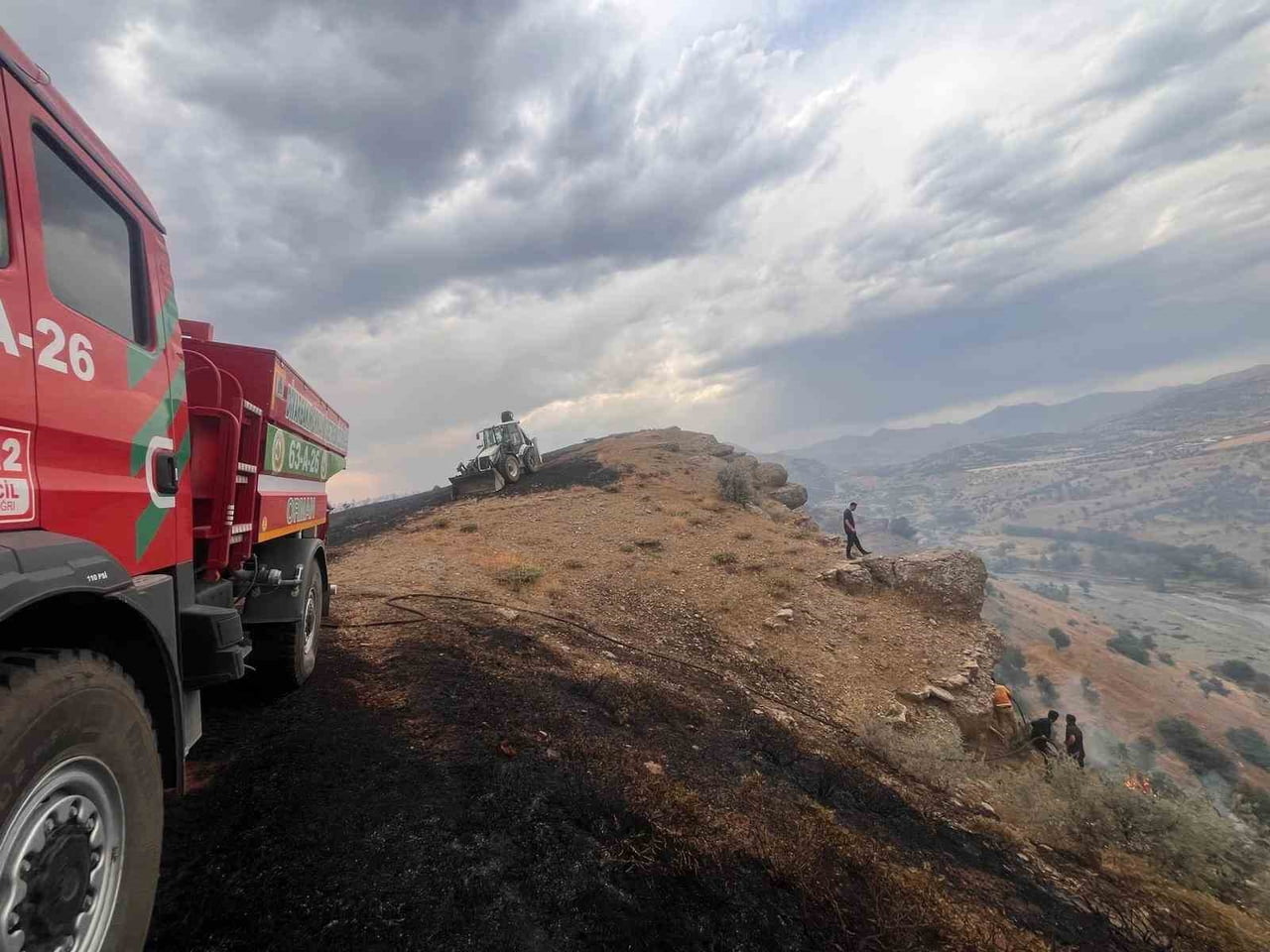 DİYARBAKIR’IN BEŞ İLÇESİNDE ÇIKAN ANIZ VE ÖRTÜ YANGININI SÖNDÜRME ÇALIŞMALARI DEVAM...