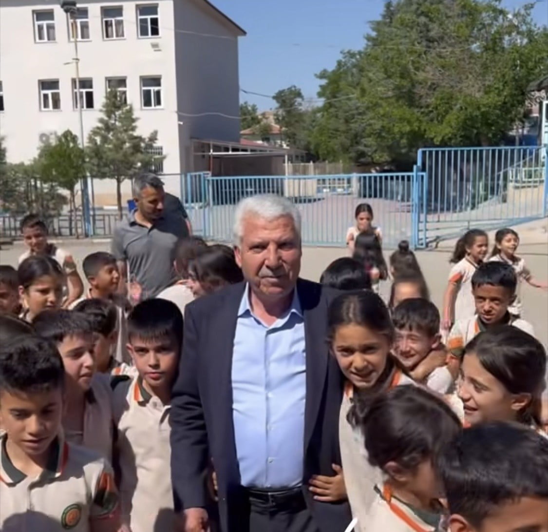DİYARBAKIR’IN ÇERMİK İLÇE BELEDİYE BAŞKANI ŞEHMUS KARAMEHMETOĞLU, ÖĞRENCİLERE OKUMA KİTABI HEDİYE...