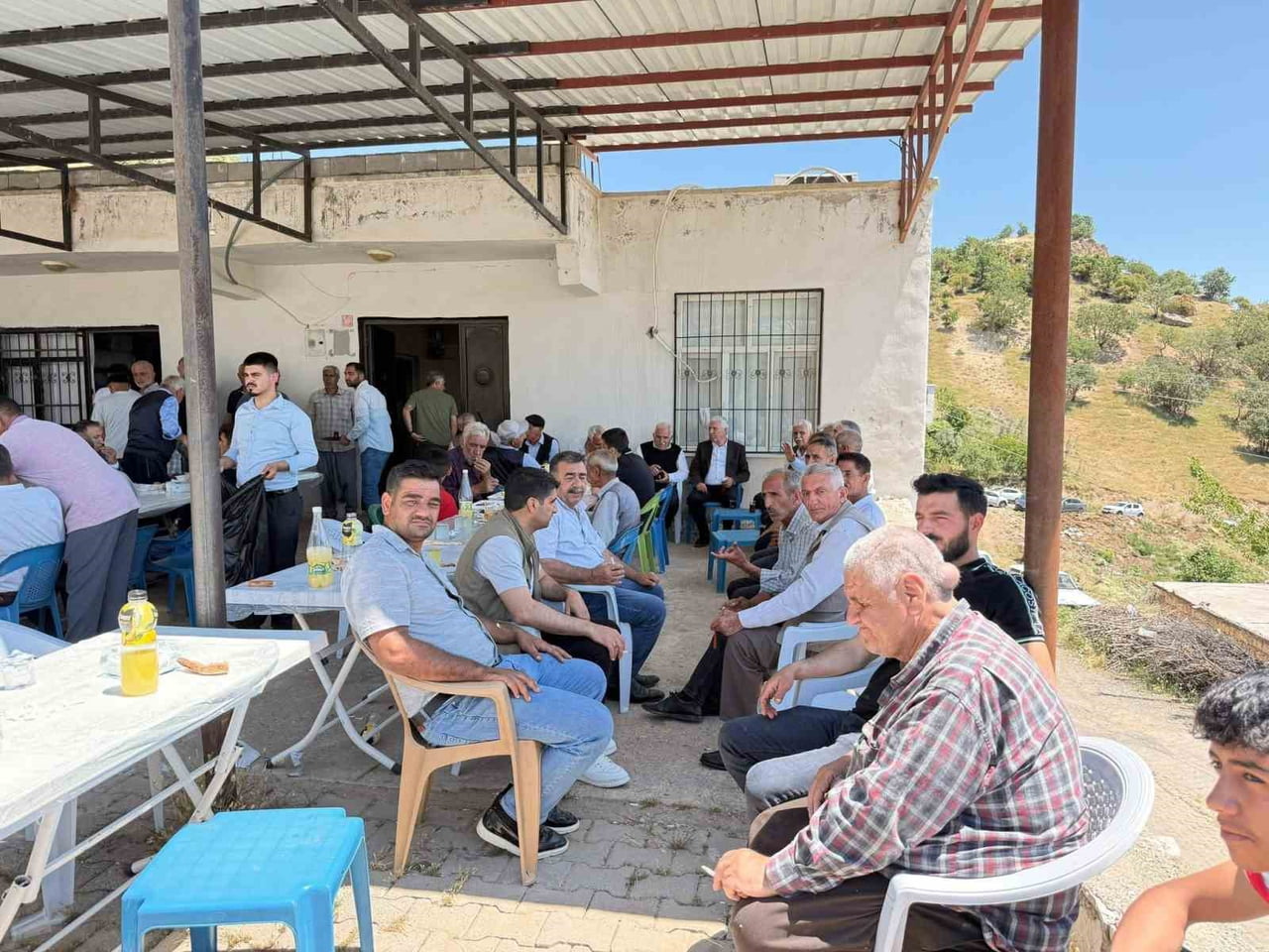 DİYARBAKIR’IN ÇERMİK İLÇE BELEDİYE BAŞKANI ŞEHMUS KARAMEHMETOĞLU, VATANDAŞLARLA BİR ARAYA...