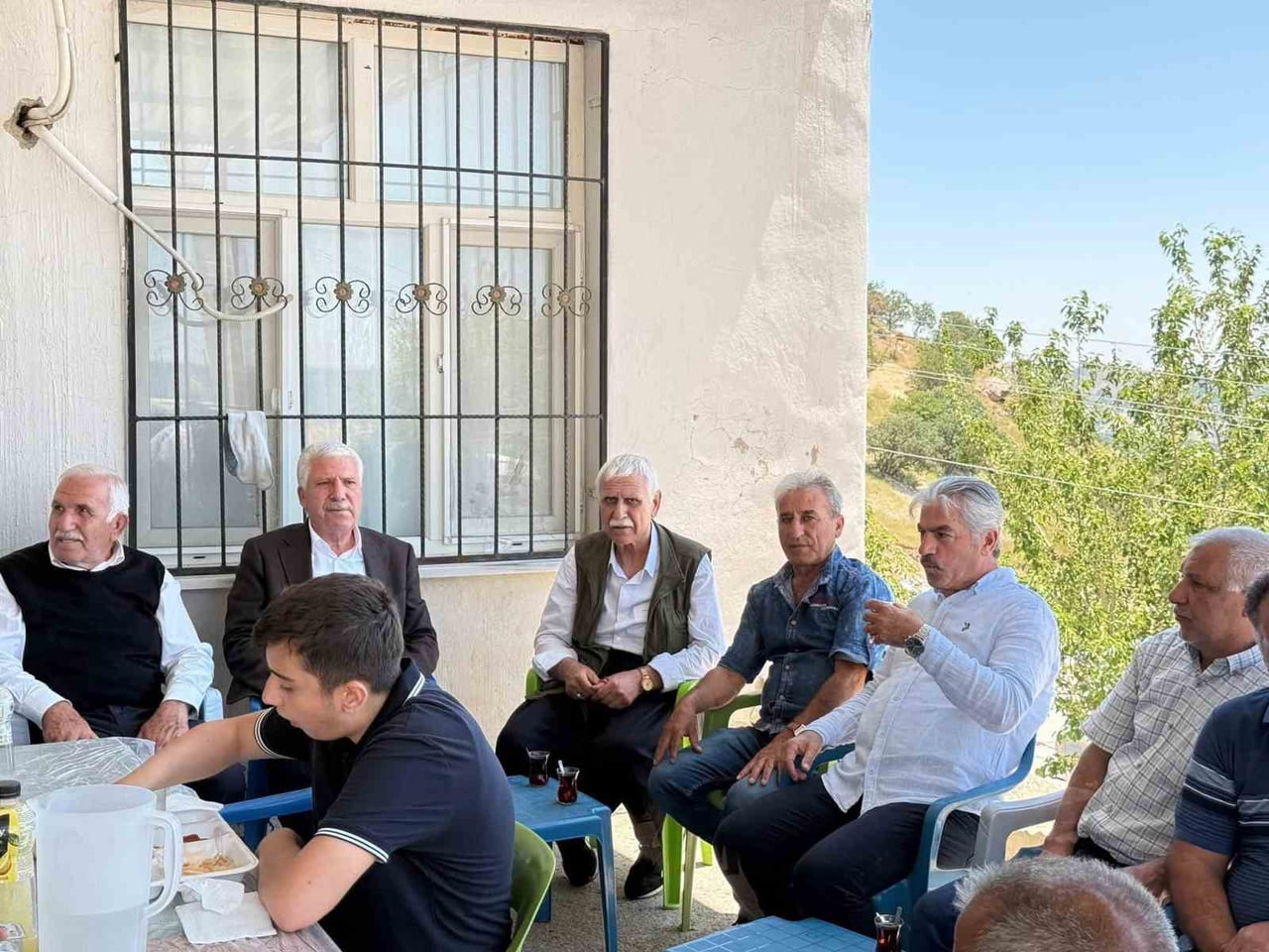 DİYARBAKIR’IN ÇERMİK İLÇE BELEDİYE BAŞKANI ŞEHMUS KARAMEHMETOĞLU, VATANDAŞLARLA BİR ARAYA...
