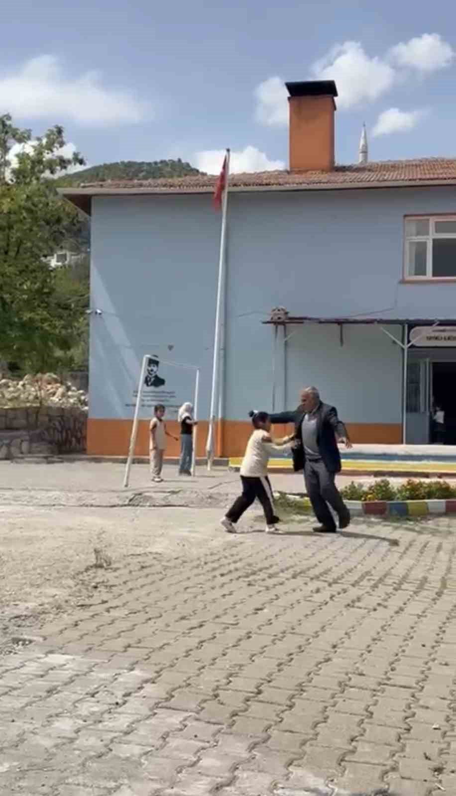 DİYARBAKIR’IN ÇERMİK İLÇESİ YAYIKLI KÖYÜNDE YAŞAYAN DEDE İLE TORUNUN SEVGİSİ GÜLÜMSETEN VE...