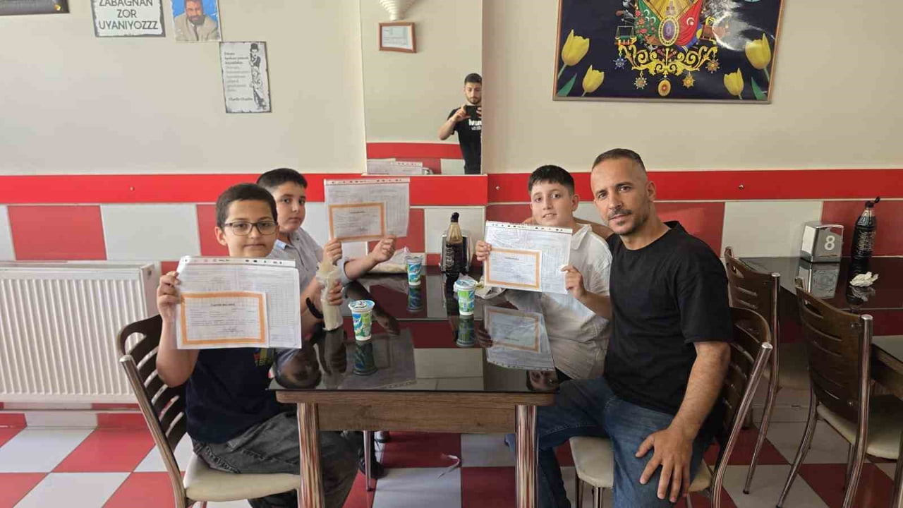 DİYARBAKIR’IN ÇERMİK İLÇESİNDE KARNELERİYLE BERABER TAKDİR DE ALAN ÖĞRENCİLER, BİR İŞLETME...