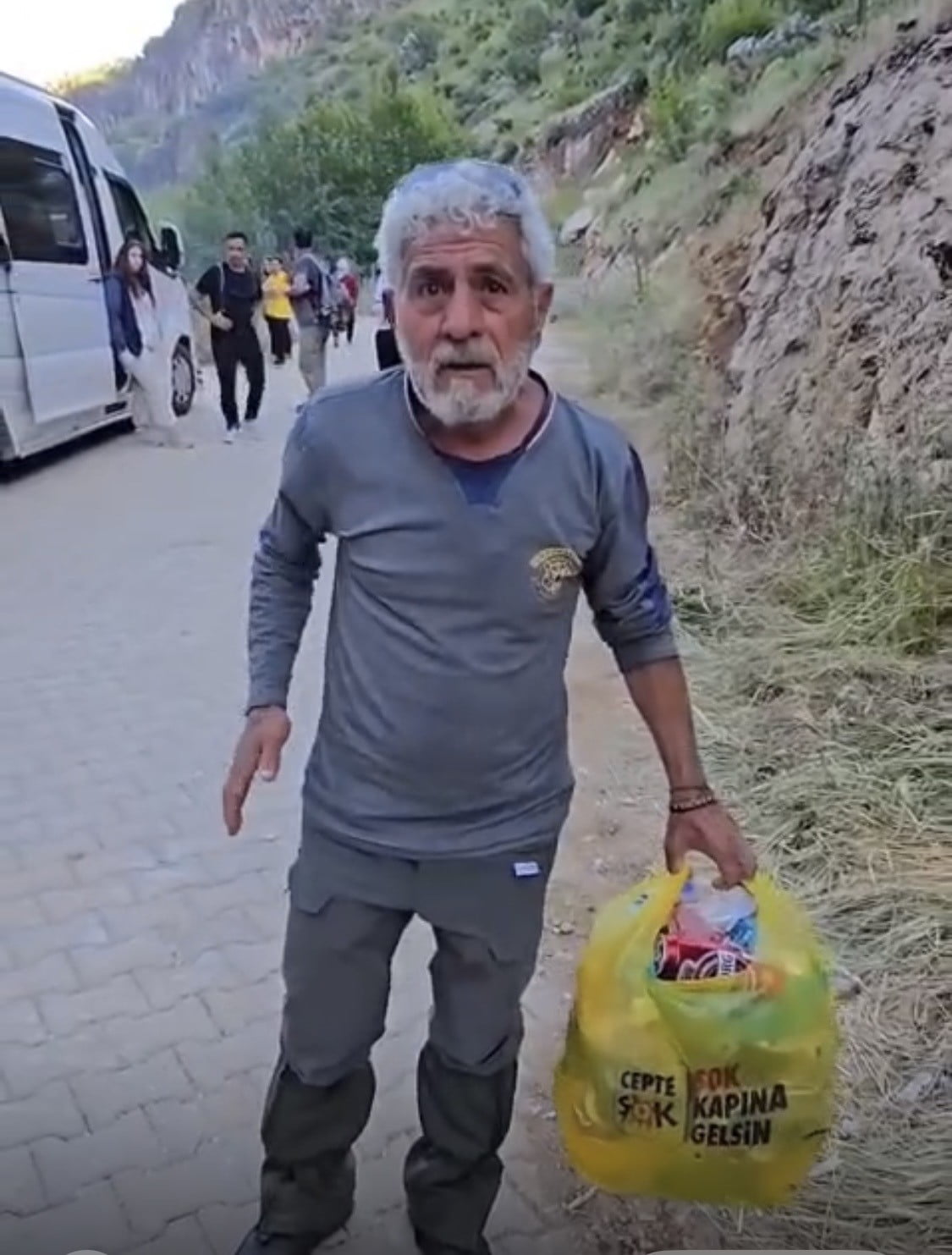 DİYARBAKIR’IN ÇERMİK İLÇESİNDE SİNEK ÇAYI SU KAYNAĞI MESİRE ALANINDA PİKNİK YAPMAYA GELEN DUYARLI...