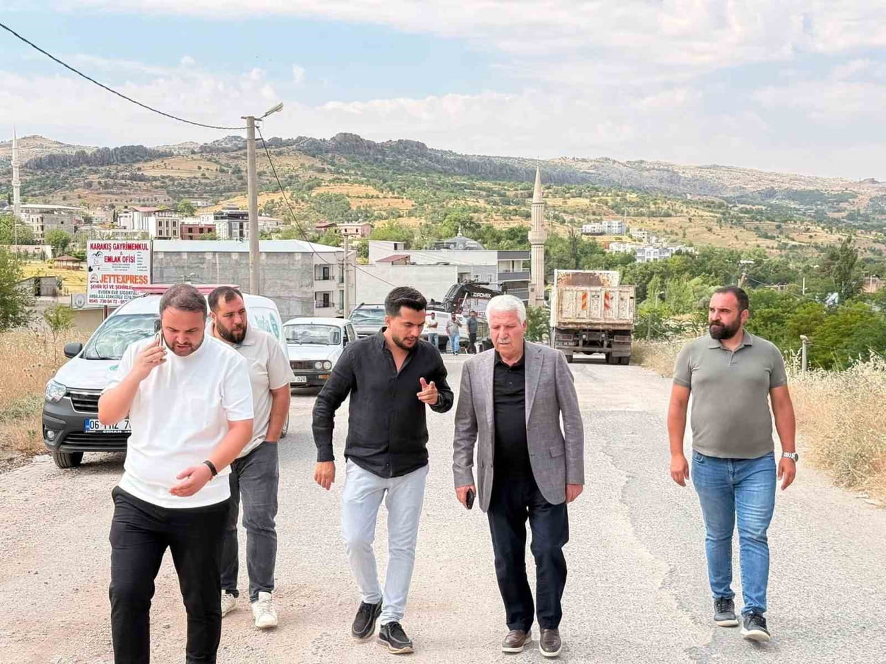DİYARBAKIR’IN ÇERMİK İLÇESİNDE YAĞIŞLARDAN DOLAYI YOL YAPIMI GECİKİNCE, BELEDİYE BAŞKANI ŞEHMUS...